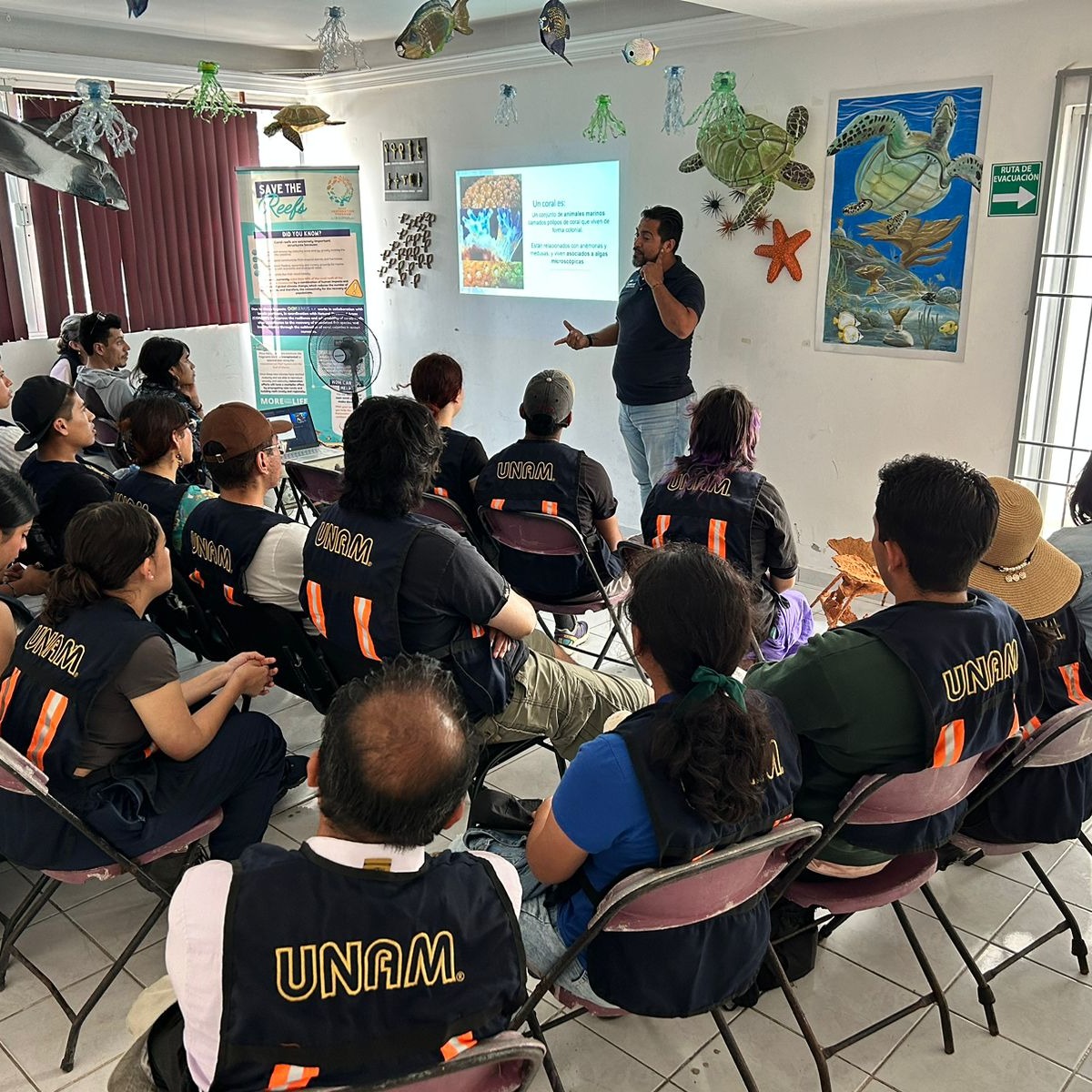 Capacitación de buzos científicos en técnicas de restauración de coral